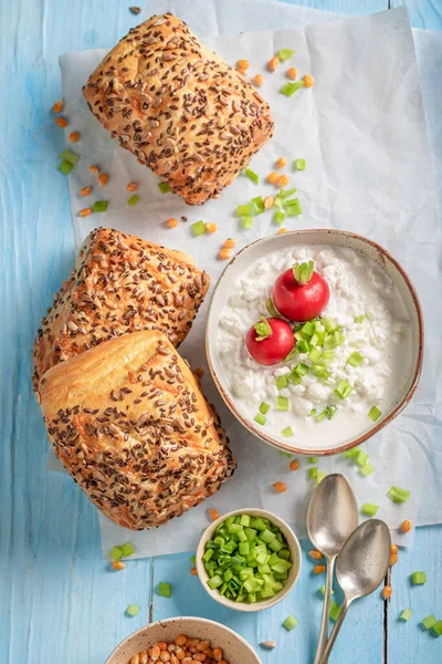 Knasende Maisbrød Som Proteinkilde Vitaminer Brød Som Vårsandwich Med Grønnsaker – stockfoto