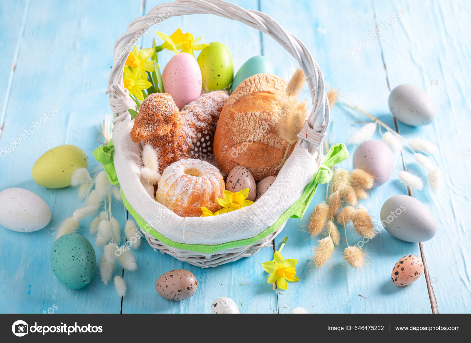 在东欧复活节篮子是祝福食物的习俗复活节食物篮祝福——图库图片© Shaiith79 #646475202