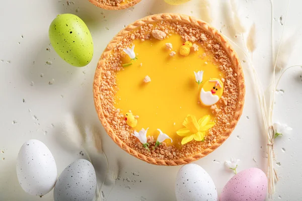 Sabroso Pastel Mazurka Rodeado Flores Primavera Huevos Tarta Cuajada Limón —  Fotos de Stock