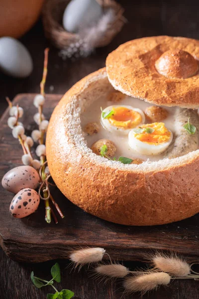 Marjoram Yumurta Beyaz Sosisli Klasik Ekşi Çorba Ekmekle Servis Edilen — Stok fotoğraf