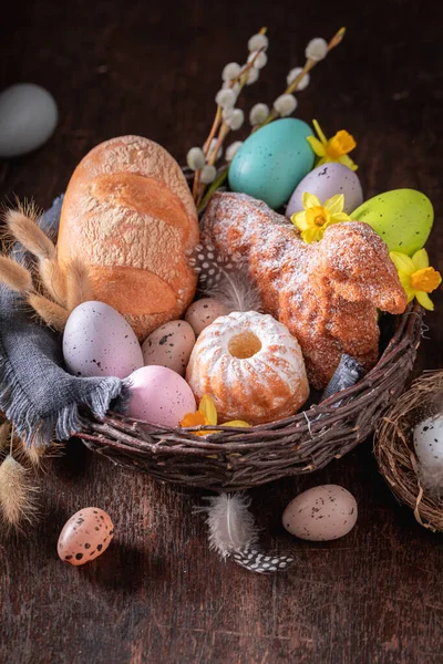 Κομψό Πασχαλινό Καλάθι Βαμμένα Αυγά Ψωμί Και Λουλούδια Πασχαλινό Φαγητό — Φωτογραφία Αρχείου