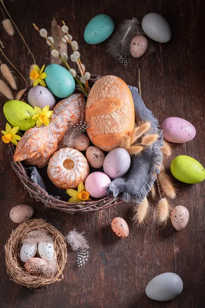 Πανηγύρι Πασχαλινό Καλάθι Ζωγραφισμένα Αυγά Ψωμί Και Λουλούδια Πασχαλινό Φαγητό — Φωτογραφία Αρχείου