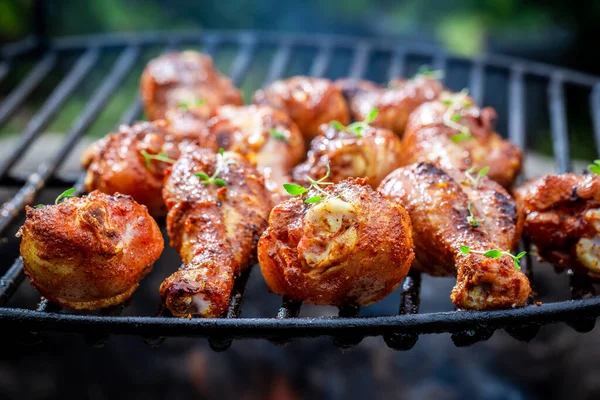향료를 곁들인 닭고기 닭고기를 불로굽는 — 스톡 사진