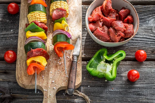 野菜や肉で作られた健康でおいしい焼き串 野菜の串焼きの準備 — ストック写真