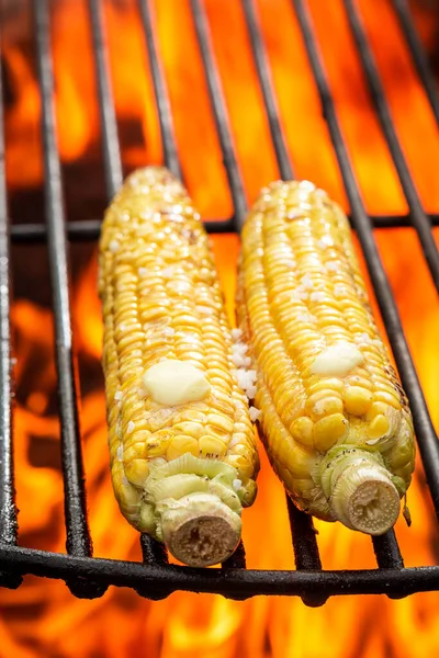 Ízletes Kukoricacsutka Vajjal Sóval Grillsütőn Tűzzel Nyáron — Stock Fotó