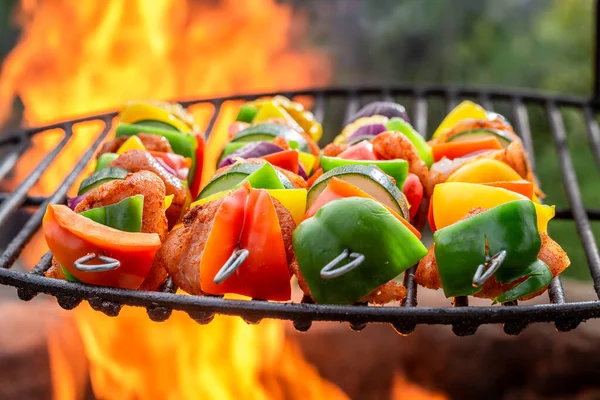 Házi Készítésű Friss Nyársak Grillsütőn Zöldségekkel Fűszerekkel Fűszerezve Friss Összetevőkből — Stock Fotó