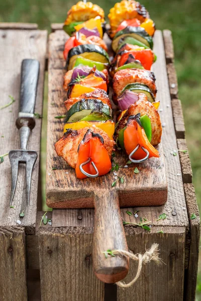 野菜や肉で作られた自家製でおいしい焼き串 庭で船上で提供される肉と野菜のグリル — ストック写真