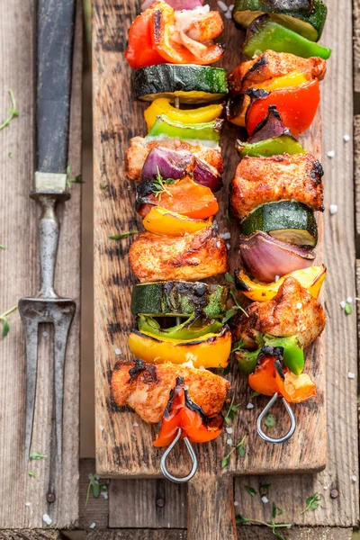 野菜や肉で作られたスパイシーで新鮮な焼き串 庭で船上で提供される肉と野菜のグリル — ストック写真