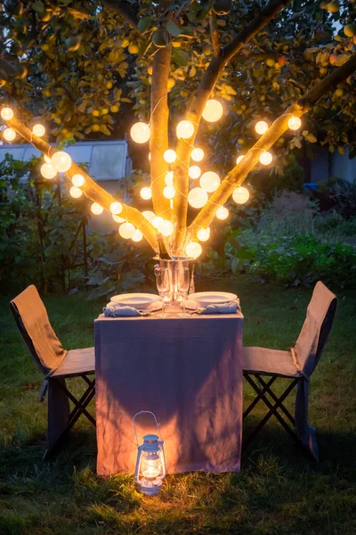 Beleuchteter Und Romatischer Tisch Für Zwei Personen Grünen Sommergarten — Stockfoto