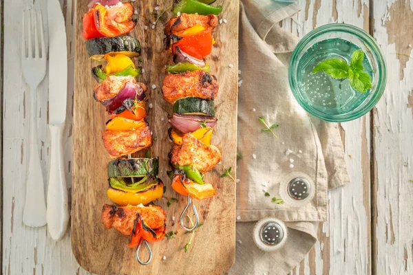 野菜や肉で作られたクリスピーで自家製の焼き串 庭で船上で提供される肉と野菜のグリル — ストック写真