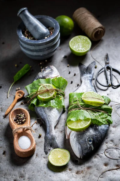 Condimentar Pescado Fresco Con Limón Sal Rábano Picante Ingredientes Para —  Fotos de Stock