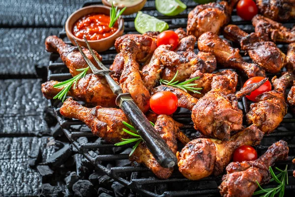 Fűszeres Ízletes Sült Csirkeláb Fűszerekkel Fűszerekkel Grillezett Csirke Mártással Lime — Stock Fotó