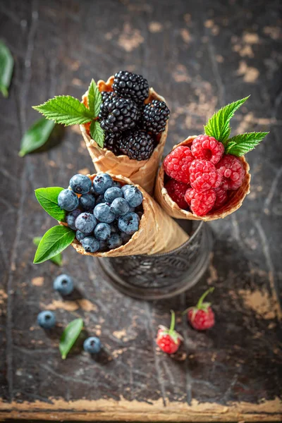ワッフルの中のおいしい甘い果実をアイスクリームのコンセプトとして成分とアイスクリームのコンセプト — ストック写真