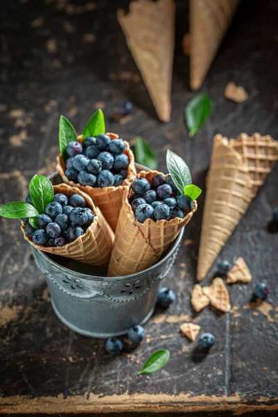 Dondurmanın Bir Sembolü Olarak Waffle Içinde Taze Meyveli Meyveler Malzemeli — Stok fotoğraf