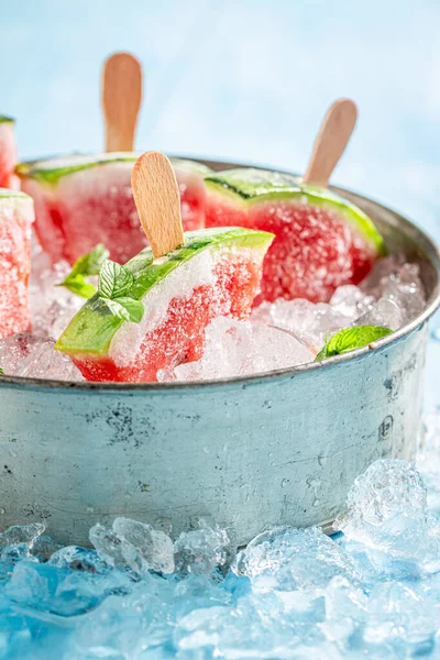 自制的 多汁的西瓜冰淇淋放在手杖上 西瓜和棒子做的山楂 — 图库照片