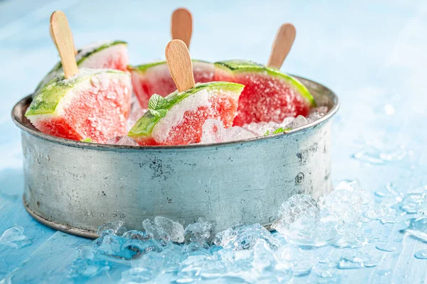 自制的和多汁的西瓜冰淇淋在冰冷的冰上 冰冻西瓜作为山楂冰淇淋 — 图库照片