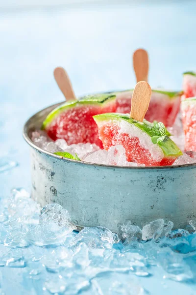 自制的和多汁的冰淇淋 由西瓜和棍子制成 西瓜和棒子做的山楂 — 图库照片