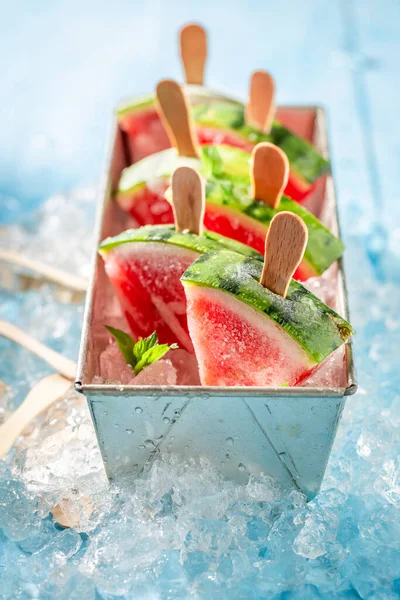 美味而自制的西瓜冰淇淋在冰冷的冰上 冰冻西瓜作为山楂冰淇淋 — 图库照片
