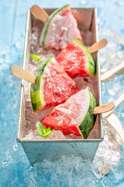 多汁的甜甜的冰淇淋 由西瓜和棍子做成 西瓜和棒子做的山楂 — 图库照片