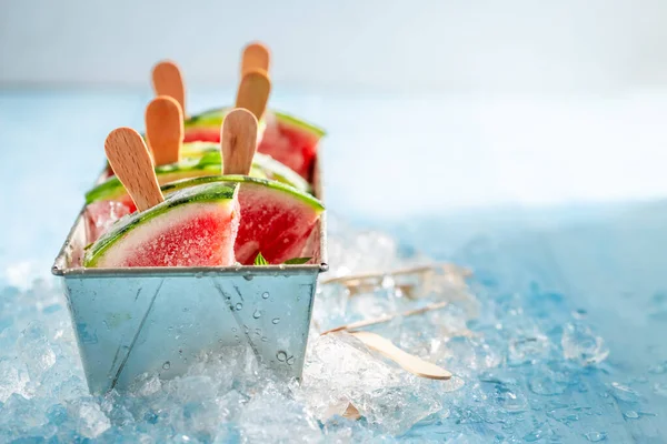 用西瓜在冰冷的冰上制成的又冷又甜的冰淇淋 冰冻西瓜作为山楂冰淇淋 — 图库照片