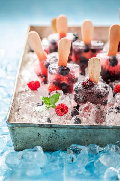 多汁和甜的浆果水果冰淇淋在冰冷的冰上 冰冻森林水果作为山楂冰淇淋 — 图库照片