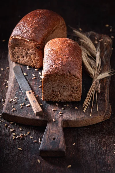 Smakfullt Brød Med Korn Ører Rustikke Brødskiver – stockfoto