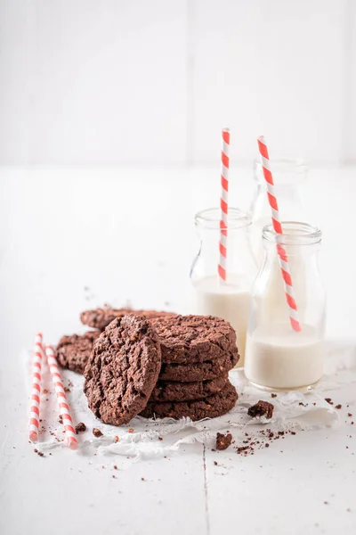 Hausgemachte Braune Plätzchen Serviert Mit Milch Der Flasche Schokoladenkekse Mit — Stockfoto