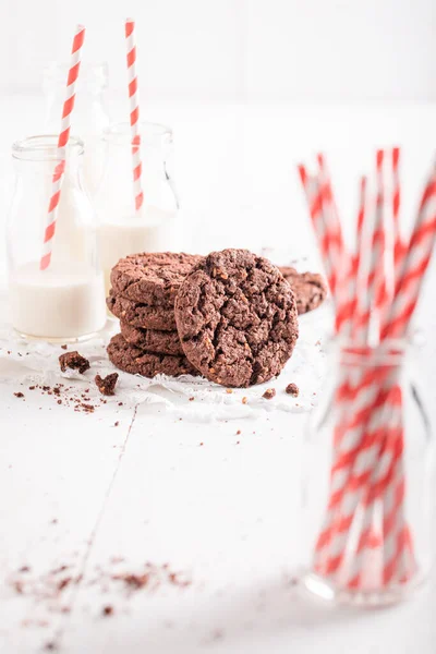 Makeita Suklaalla Pähkinöillä Tehtyjä Keksejä Suklaakeksit Maidon Kanssa — kuvapankkivalokuva