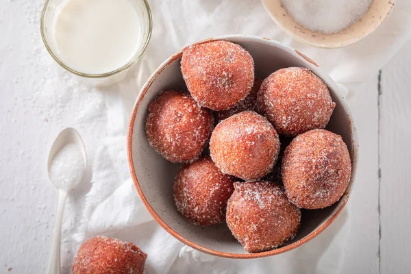 Warme Mini Donuts Als Lekkere Snack Donuts Geserveerd Met Melk — Stockfoto
