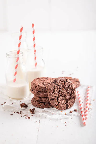Knusprige Braune Plätzchen Mit Schokolade Und Nüssen Schokoladenkekse Mit Milch — Stockfoto