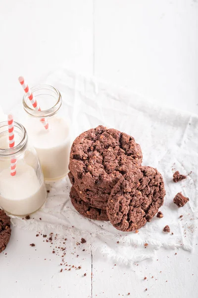 用巧克力和坚果做的美味的棕色饼干 牛奶巧克力饼干 — 图库照片