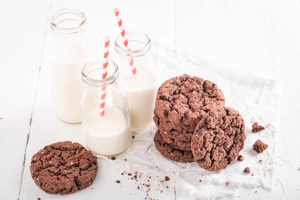 Süße Braune Kekse Serviert Mit Milch Der Flasche Schokoladenkekse Mit — Stockfoto