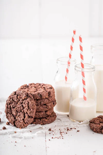 Köstliche Braune Kekse Serviert Mit Milch Der Flasche Schokoladenkekse Mit — Stockfoto