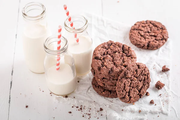 Knusprige Braune Kekse Serviert Mit Milch Der Flasche Schokoladenkekse Mit — Stockfoto