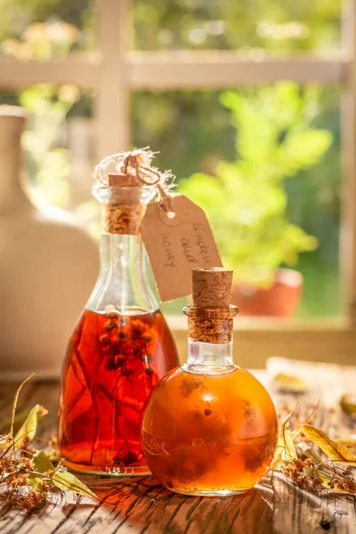 Kräftige Und Süße Tinktur Aus Alkohol Honig Und Linden Garten — Stockfoto