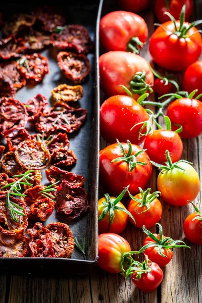 Tomates Caseiros Frescos Secos Como Ingredientes Aromáticos Legumes Secos Sol — Fotografia de Stock