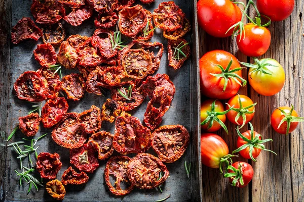 Tasty Red Tomatoes Dried Aromatic Ingredients Homemade Drying Tomatoes Summer — Stock Photo, Image