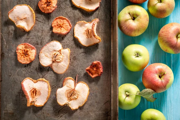 Lezzetli Taze Elmalar Eski Pişirme Tepsisinde Bahçede Güneşte Kurutulmuş Meyveler — Stok fotoğraf