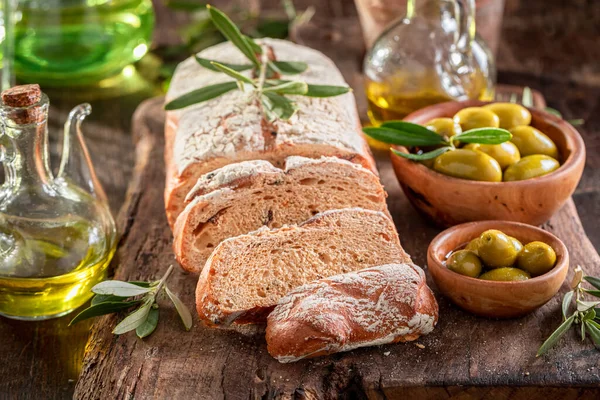 Вкусный Хлеб Традиционный Хлеб Италии Буханка Хлеба Зелеными Оливками — стоковое фото