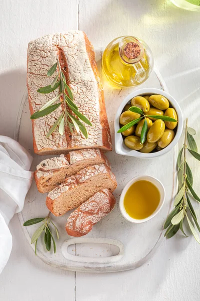 Zeytin Buğday Unundan Yapılmış Aromatik Ekmek Yeşil Zeytinli Bir Somun — Stok fotoğraf