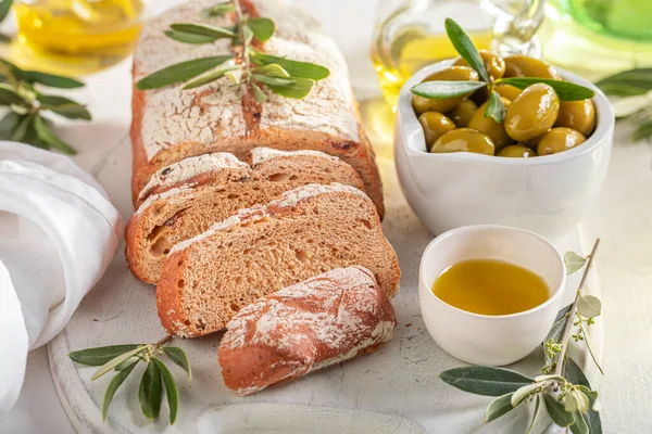 Domácí Chléb Oliv Pšeničné Mouky Bochník Chleba Olivového Oleje — Stock fotografie