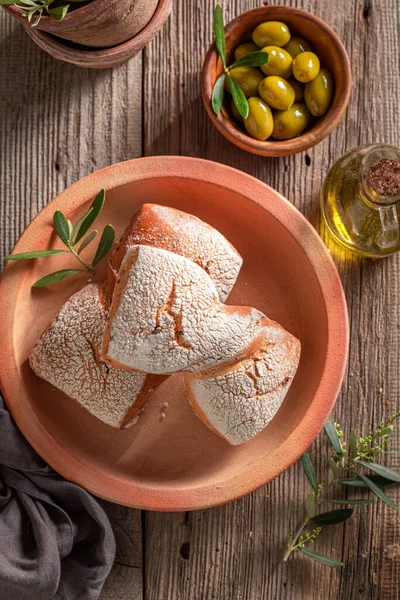 核桃卷是托斯卡纳的传统烘焙食品 绿橄榄卷 — 图库照片