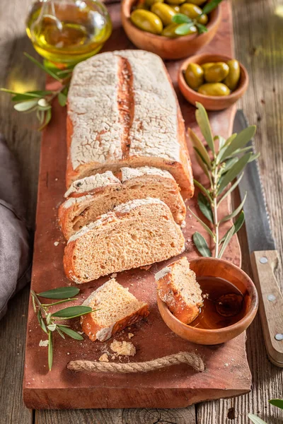 Domácí Chleba Jako Tradiční Chléb Itálii Bochník Chleba Zelenými Olivami — Stock fotografie