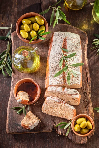 Chromý Chléb Mouky Zelených Oliv Bochník Chleba Olivového Oleje — Stock fotografie
