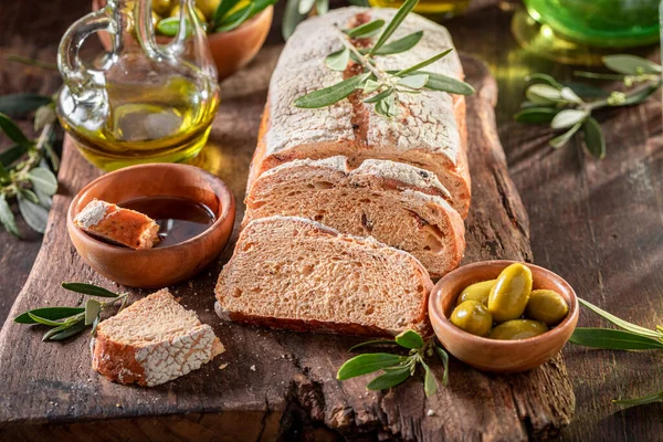 Chutný Chléb Mouky Zelených Oliv Bochník Chleba Zelenými Olivami — Stock fotografie