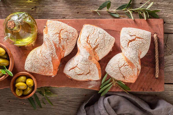 Heerlijke Broodjes Met Extra Vierge Olijfolie Rollen Met Groene Olijven — Stockfoto