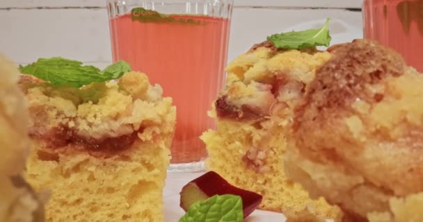 Hausgemachter Rhabarberkuchen Als Dessert Serviert Mit Kompott Leckerer Hefekuchen Mit — Stockvideo