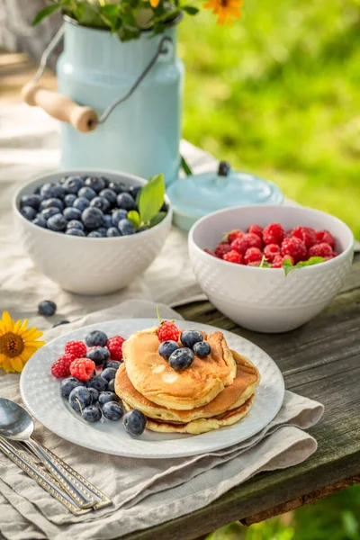 Lahodné Domácí Americké Palačinky Snídani Slunné Zahradě Snídaně Slunné Ráno — Stock fotografie
