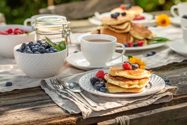 美味而自制的美国煎饼 配上咖啡在花园里享用 在一个阳光灿烂的早晨在花园里吃早餐 — 图库照片