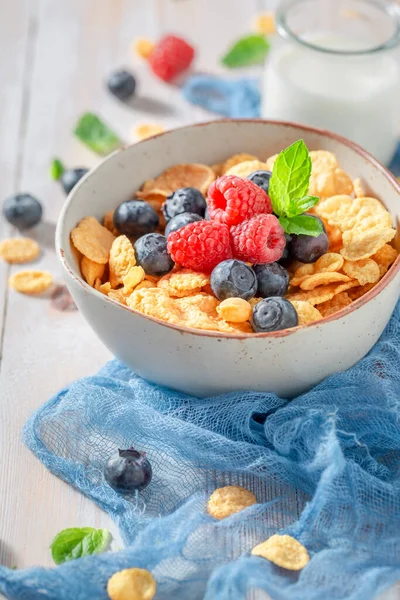 Flocos Milho Saborosos Doces Com Leite Frutas Como Refeição Saudável — Fotografia de Stock